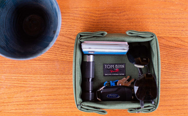 Small Tray Bien in Boreal holding a Nik's Minimalist Wallet, EDC flashlight, sunglasses, and car keys.